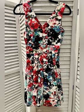 Haute Monde White Floral V‑Neck Mini Dress with Red and Black Accents, sz Small